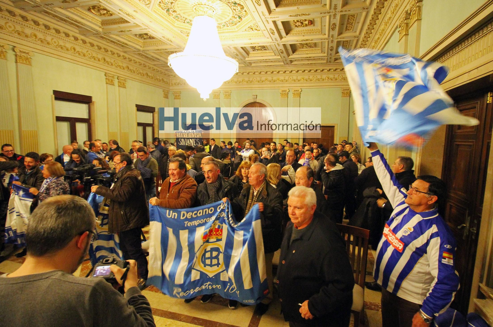 Imágenes del pleno en el ayuntamiento de Huelva para aprobar el pago de la deuda del Recre con Hacienda.