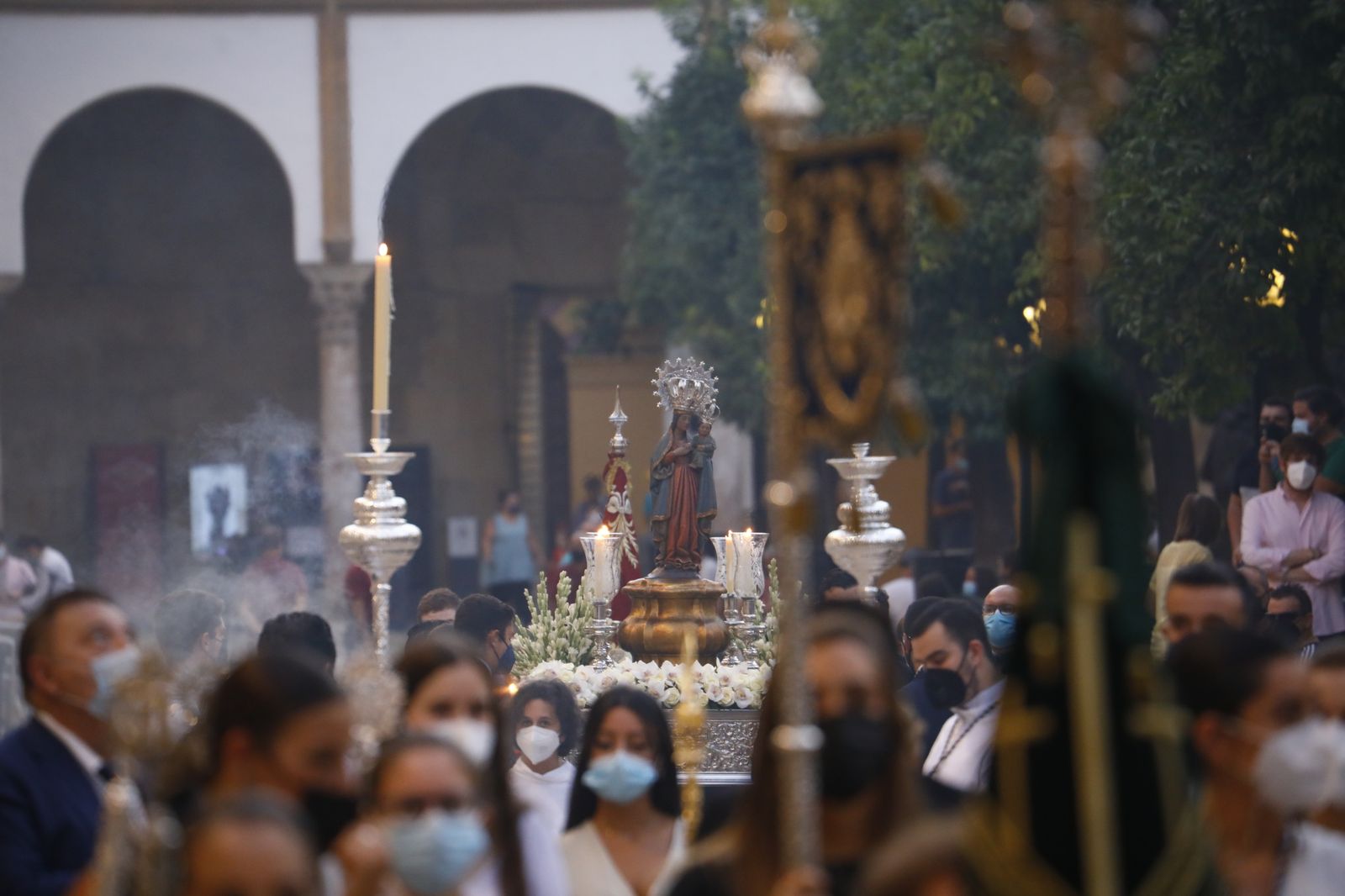 El vía lucis con la Virgen de la Fuensanta en el Patio de los Naranjos, en imágenes