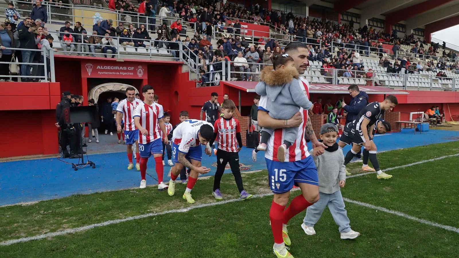 Los algeciristas saltan al Nuevo Mirador en un partido reciente.