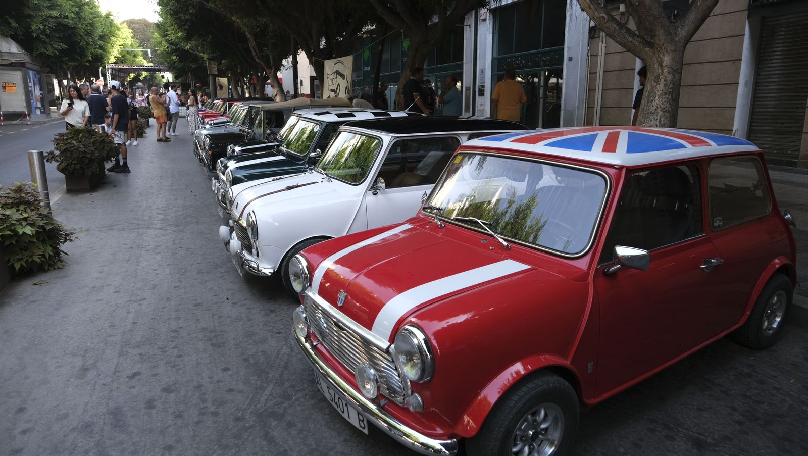 Imágenes de la exposición de Amigos del Seat 600 y Mini Cooper, en la Feria de Almería