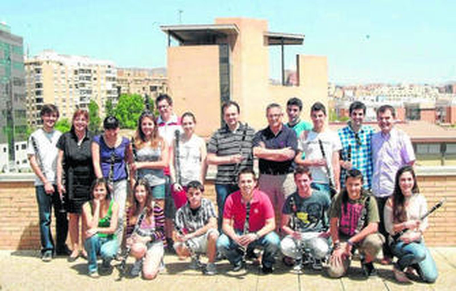 Javier Trigos con José Mateo y Juan José Bou y los jóvenes músicos participantes en el curso.