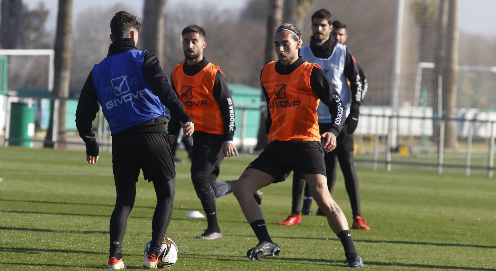 Gudelj presiona a Javi Flores durante el entrenamiento.