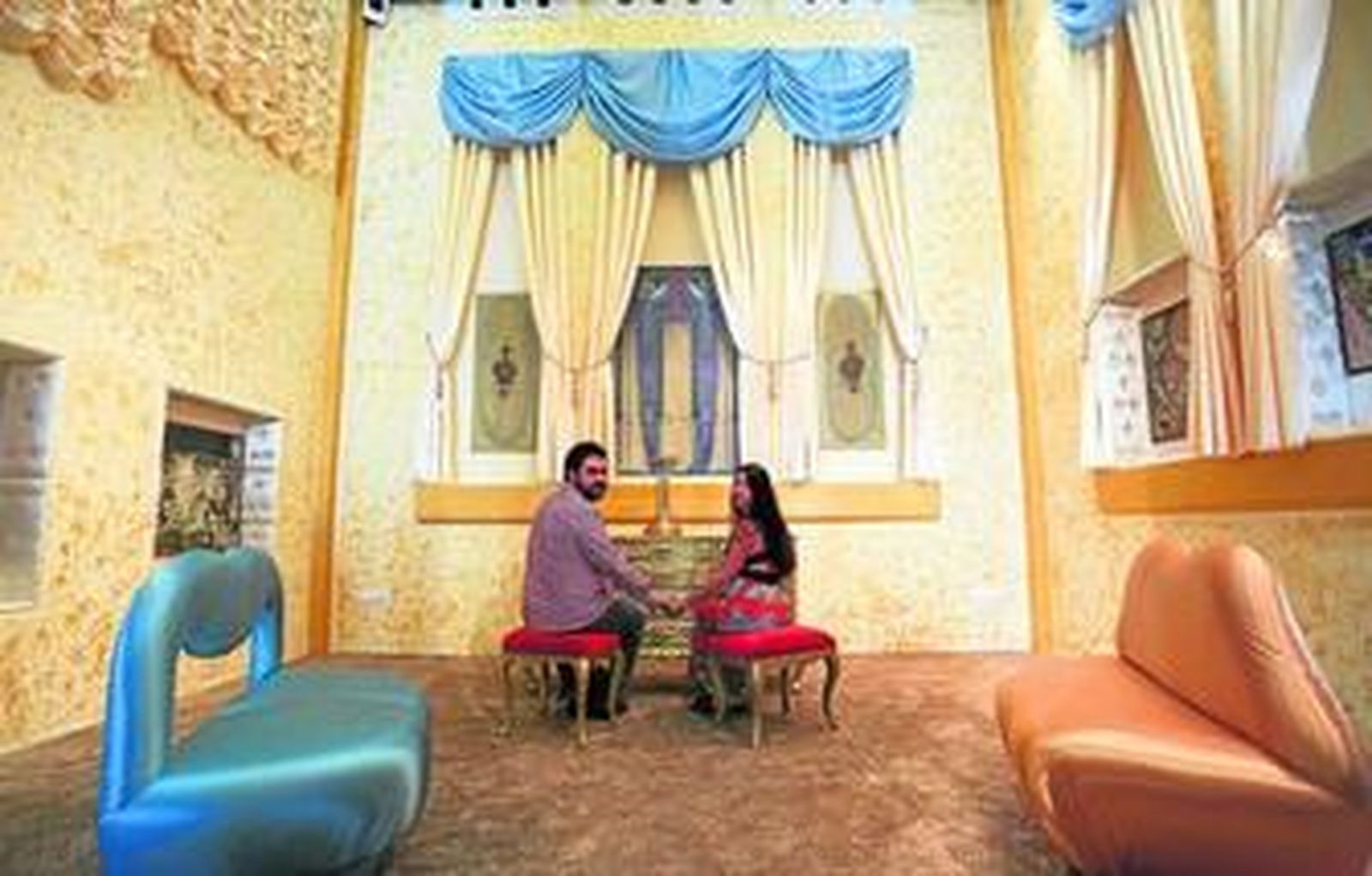 Una pareja que ha decidido dar el 'sí quiero' en el Museo Automovílistico de Málaga.