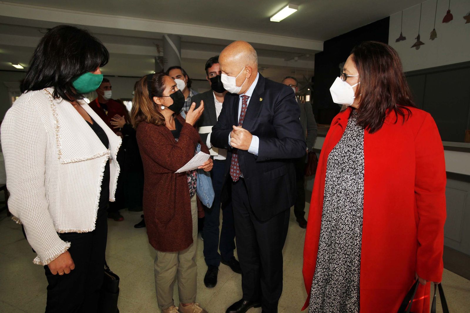 El consejero habla con la presidenta del AMPA del Saltés, Mariló Duque, en presencia de la delegada territorial de Educación y de la alcaldesa de Punta Umbría