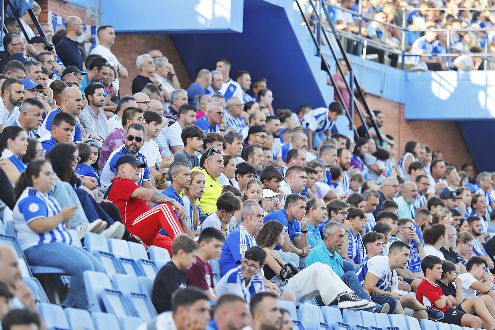 Imágenes del ambiente en el Recreativo de Huelva y Antequera CF