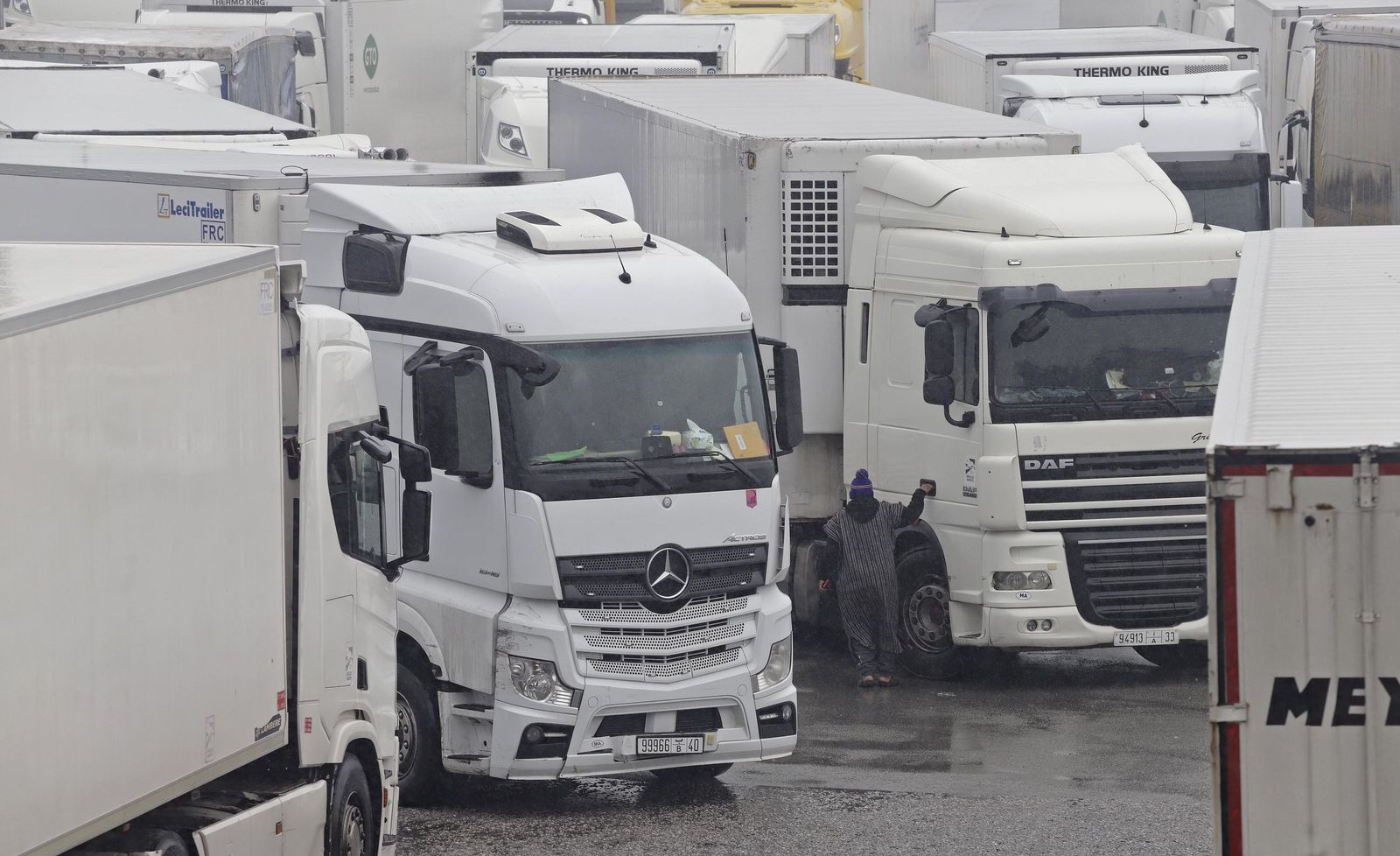 Fotos de la borrasca Joseph: Rachas de 100 km/h cierran el Estrecho y colapsan el Puerto de Algeciras