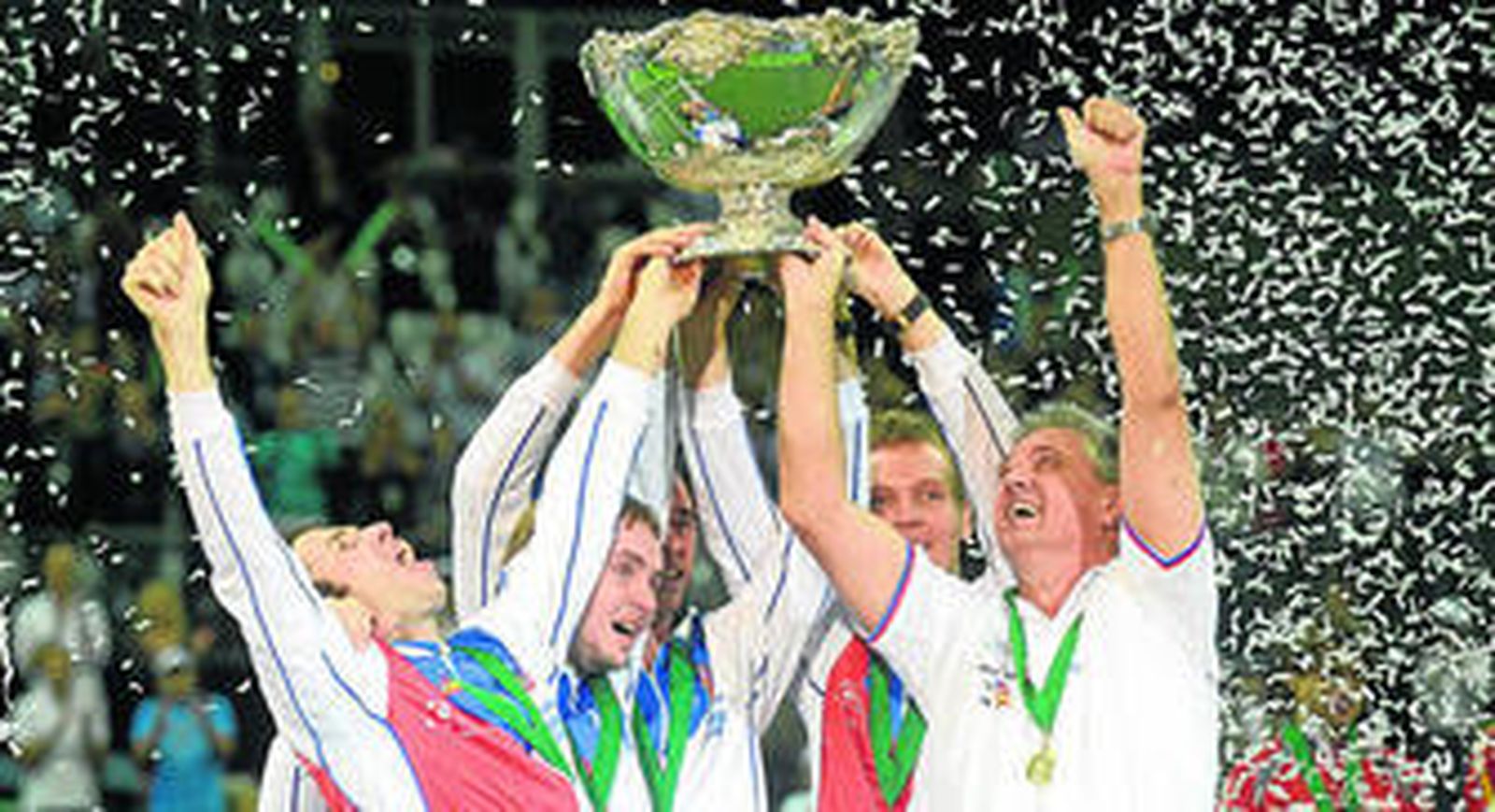 1. Los miembros del equipo checo de Copa Davis alzan jubilosos la Ensaladera de Plata, la segunda que conquistan después de la que lograron ante Italia en 1980. 2. David Ferrer se dispone a servir ante Berdych, al que derrotó para igualar la final a dos. 3. El capitán español, Álex Corretja, consuela a Nicolás Almagro después de su decisiva derrota ante Stepanek en el quinto partido.