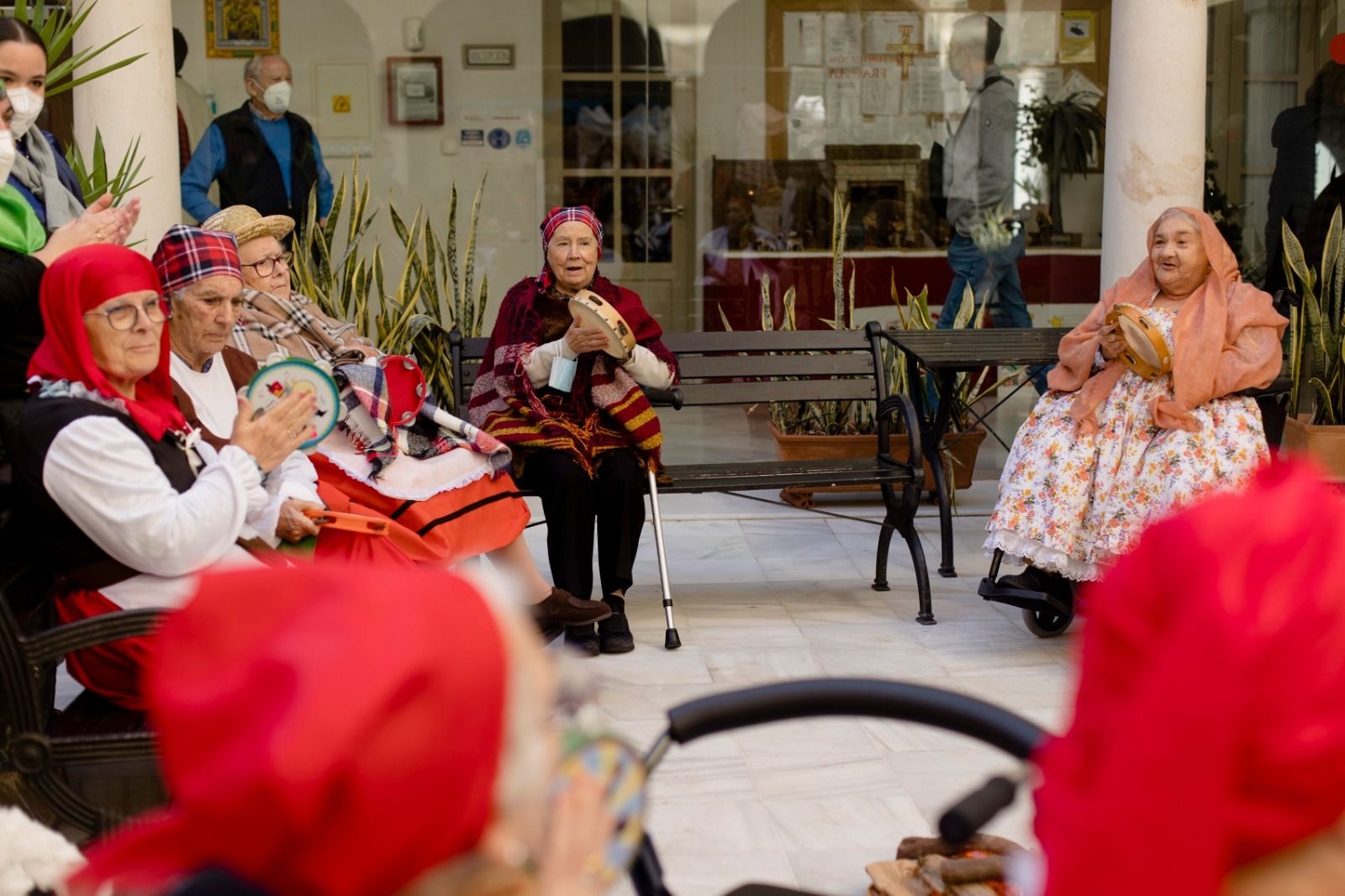 Las pastoras tocando la pandereta.