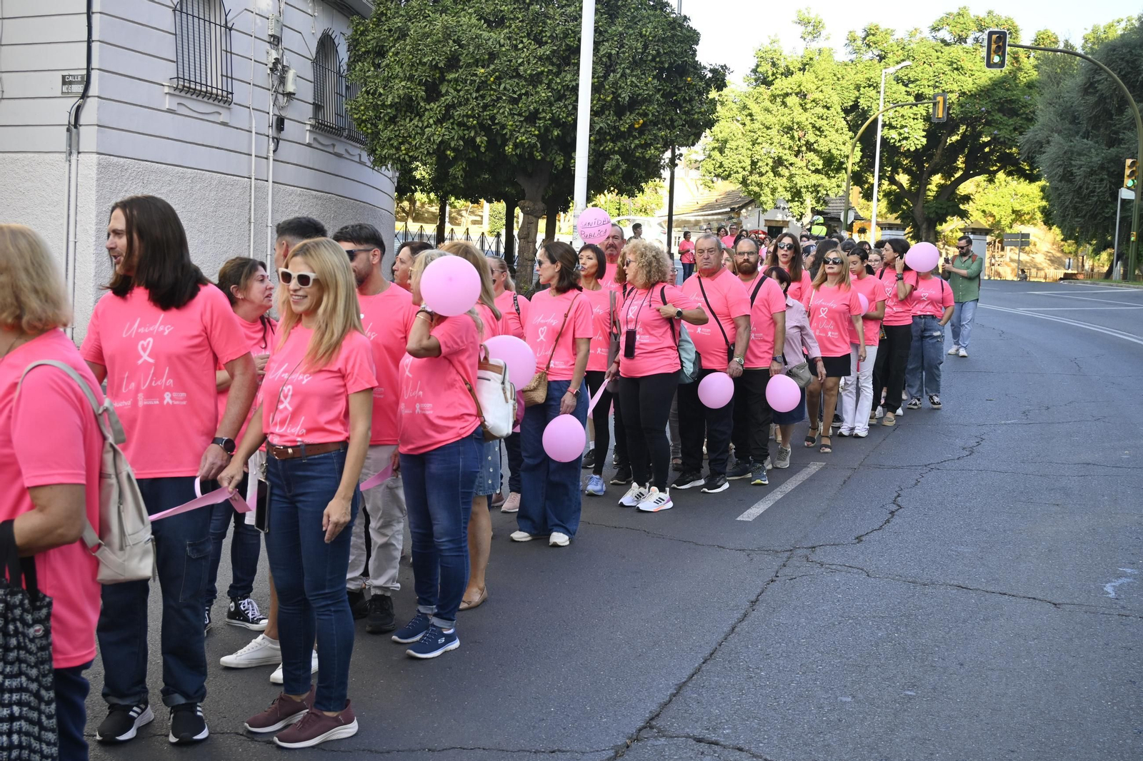 Cadena humana del día internacional del cáncer de mama