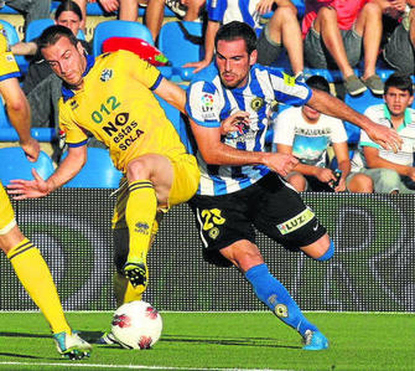 Sergio Mora (Alcorcón) protege ante Arbilla.