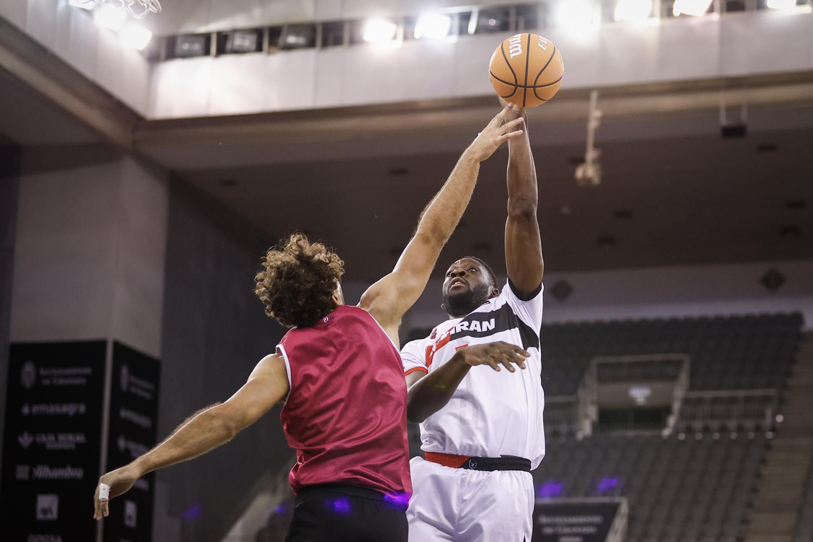 Babatunde Olumuyiwa lanza a canasta en el duelo ante el CB Cartagena.