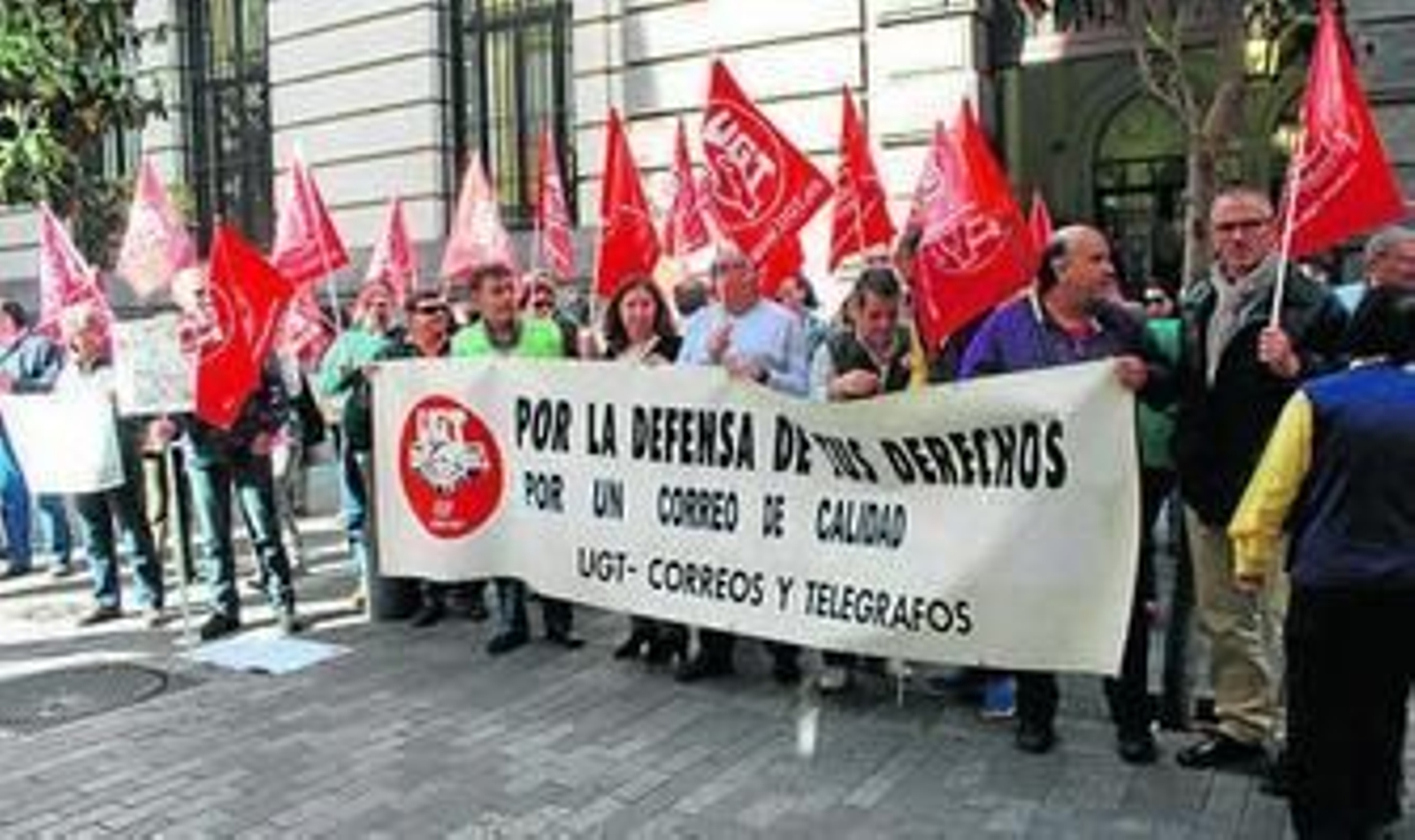Concentración de los trabajadores de Correos, en Cruz Conde. Concentración de los trabajadores de Correos, en Cruz Conde.