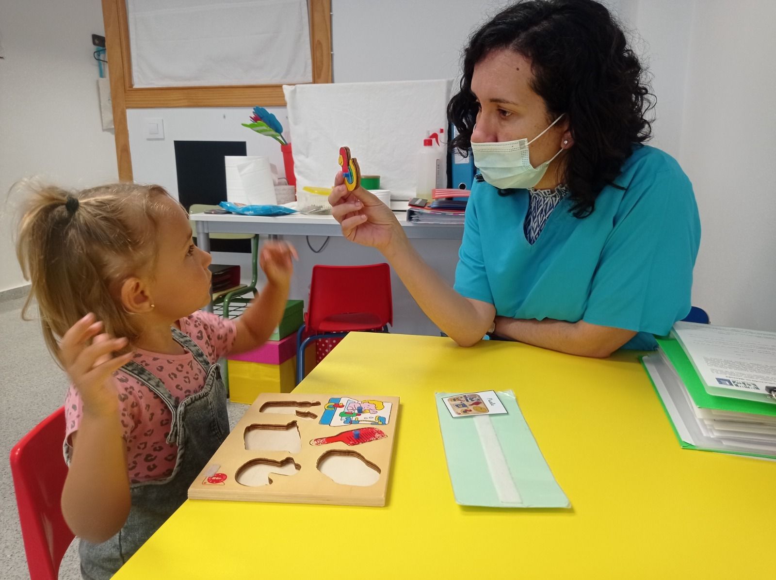 Una profesional de Autismo Cádiz atiende a una menor en el servicio de atención temprana de la asociación.