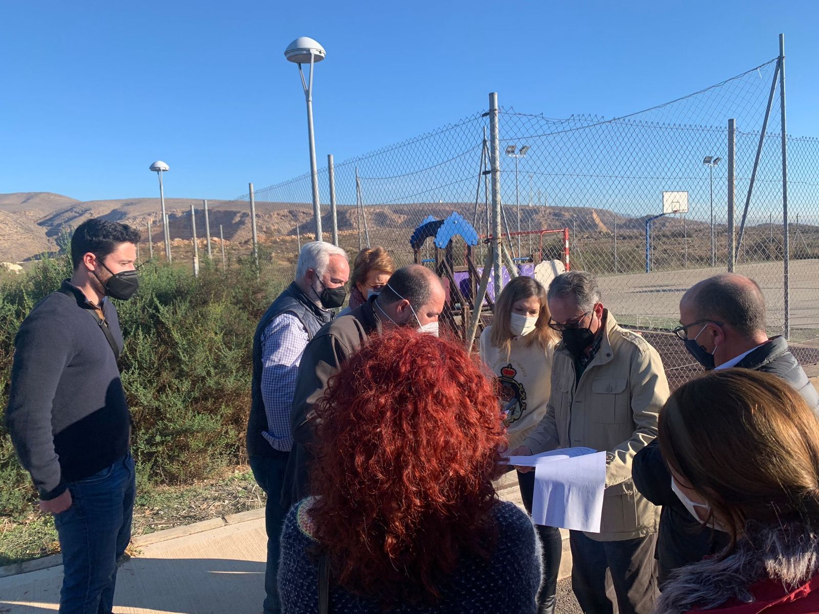 La concejal de Urbanismo, Ana Martínez Labella, con vecinos de Castell del Rey