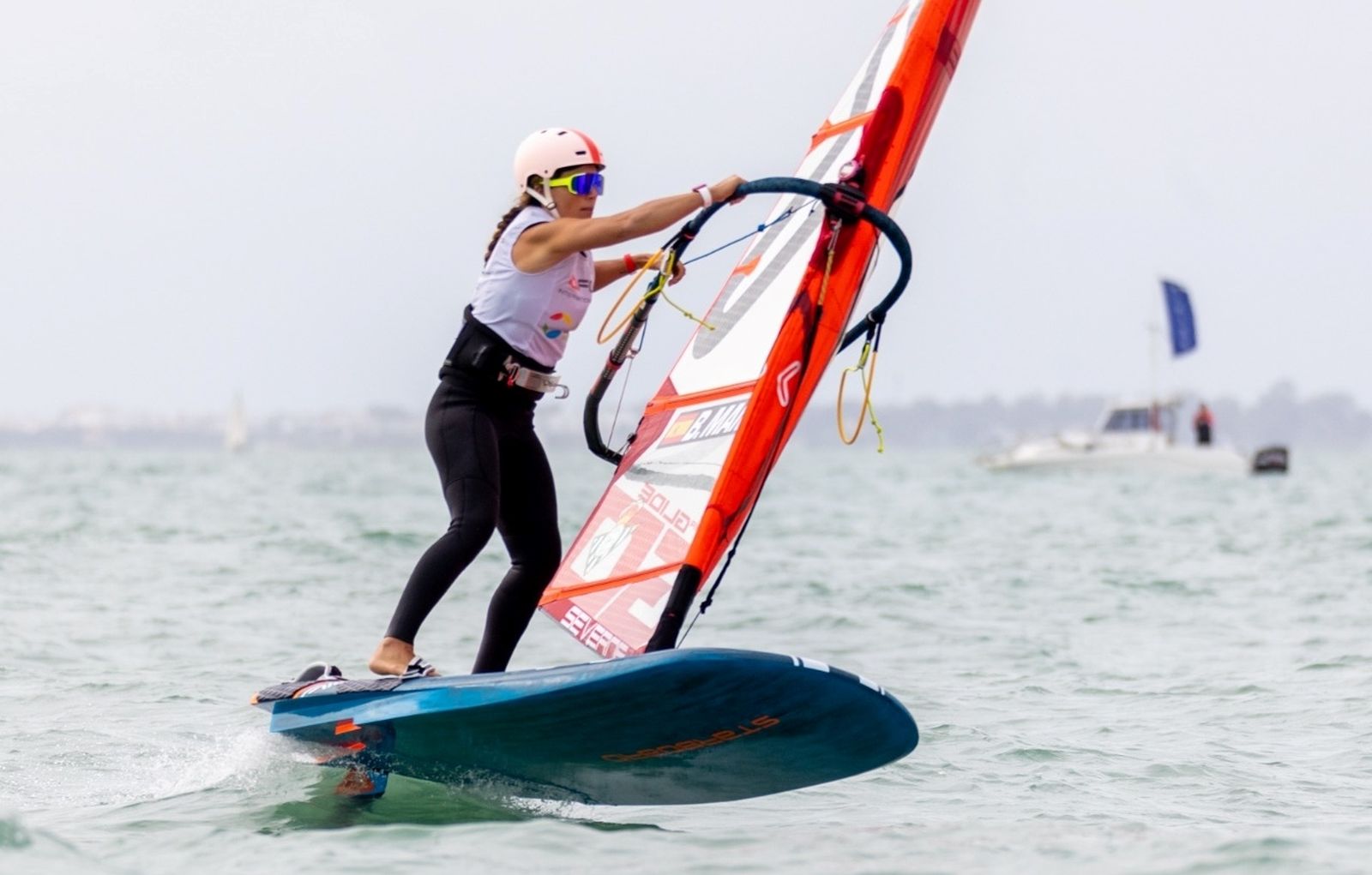 Blanca Manchón durante una de las regatas de este sábado en Cádiz.