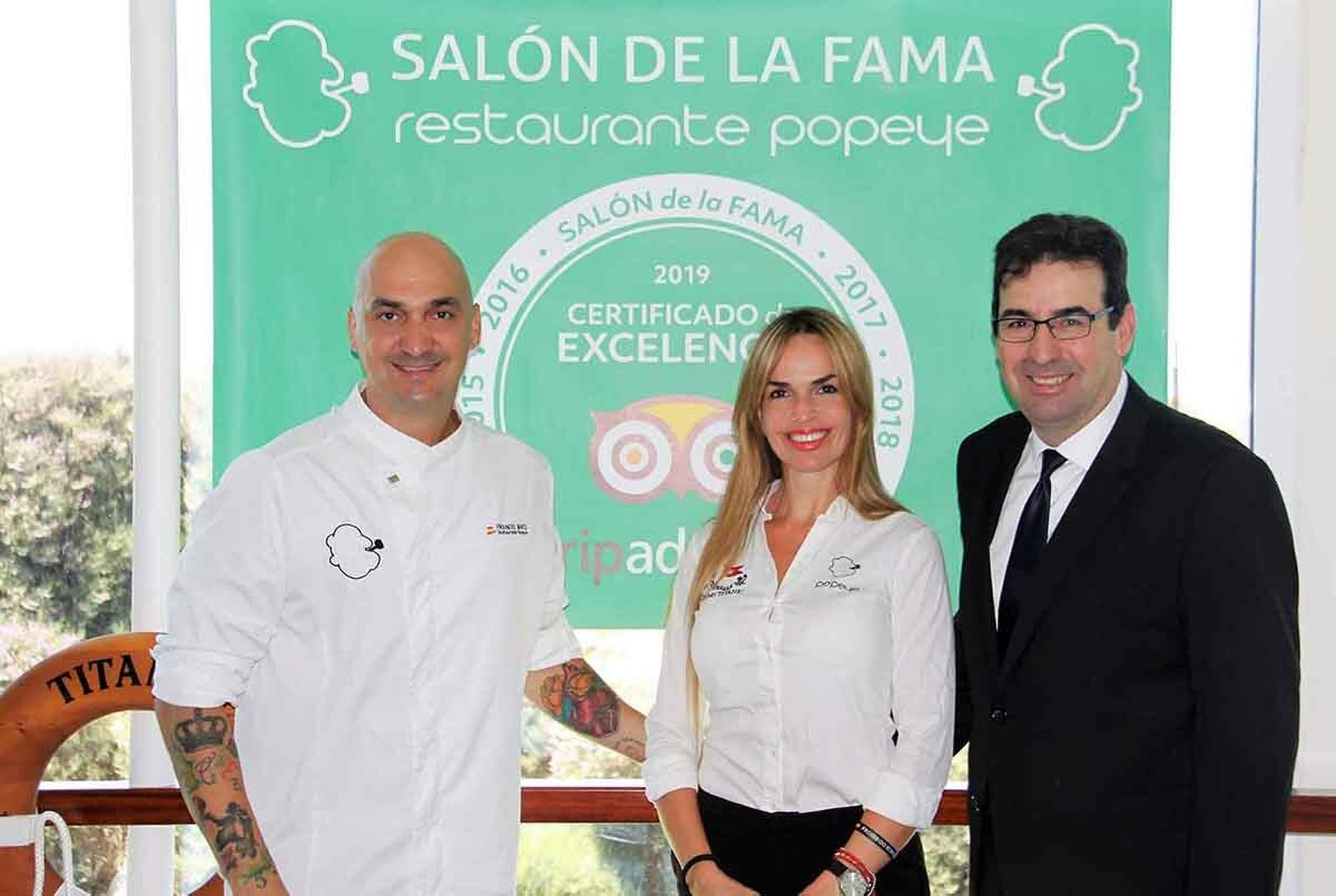 Francis, Mari y Tomás Mayo, responsables del restaurante chiclanero en la antigua carretera de La Barrosa.