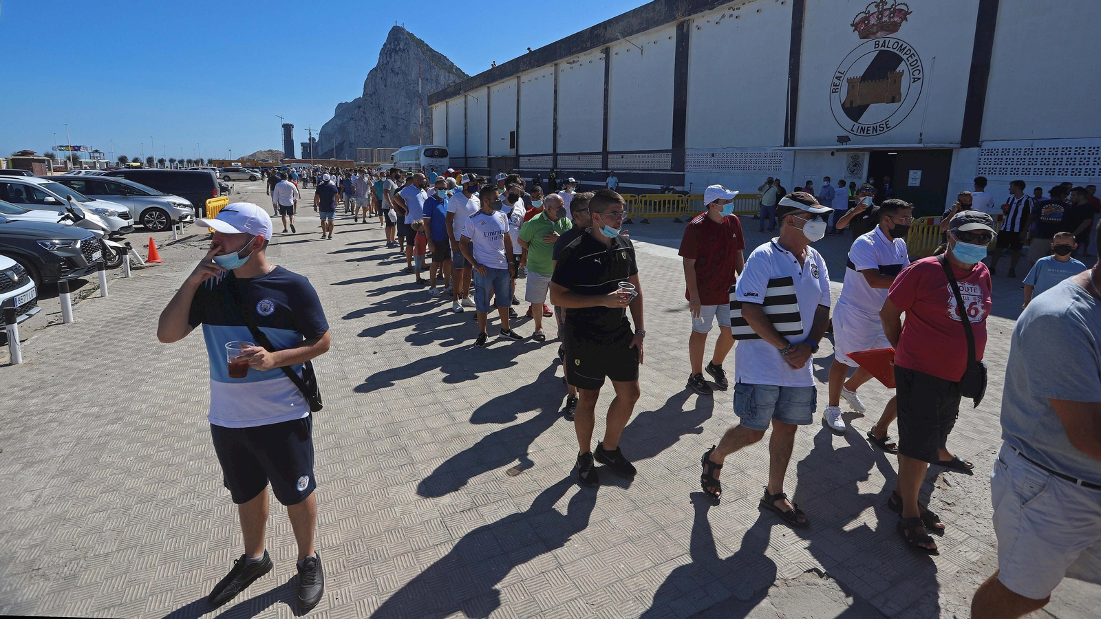 Aficionados de la Balona hacen cola para acceder al estadio en el primer encuentro de liga