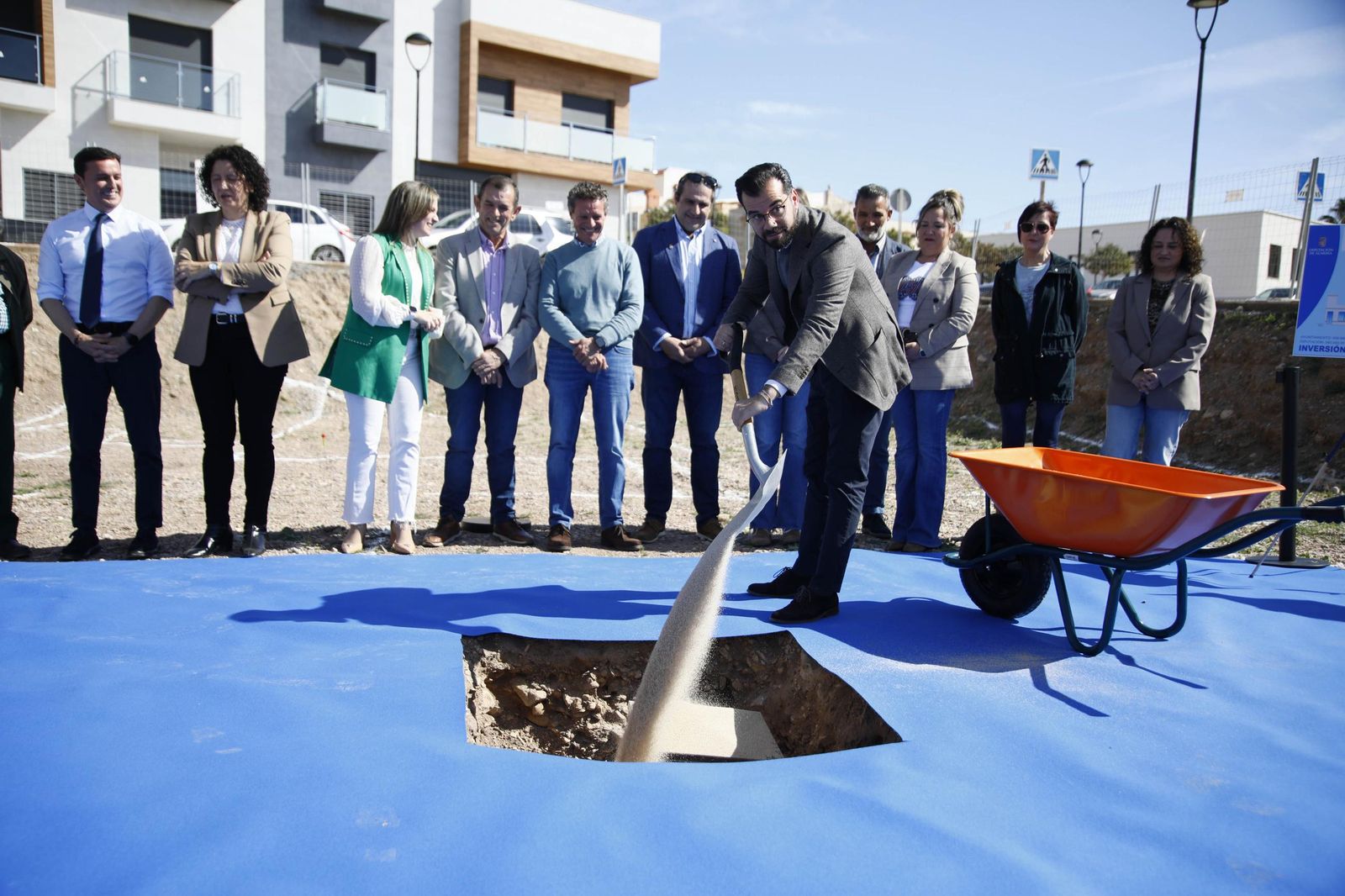 Las imágenes de la primera piedra del Centro de mayores en Balanegra
