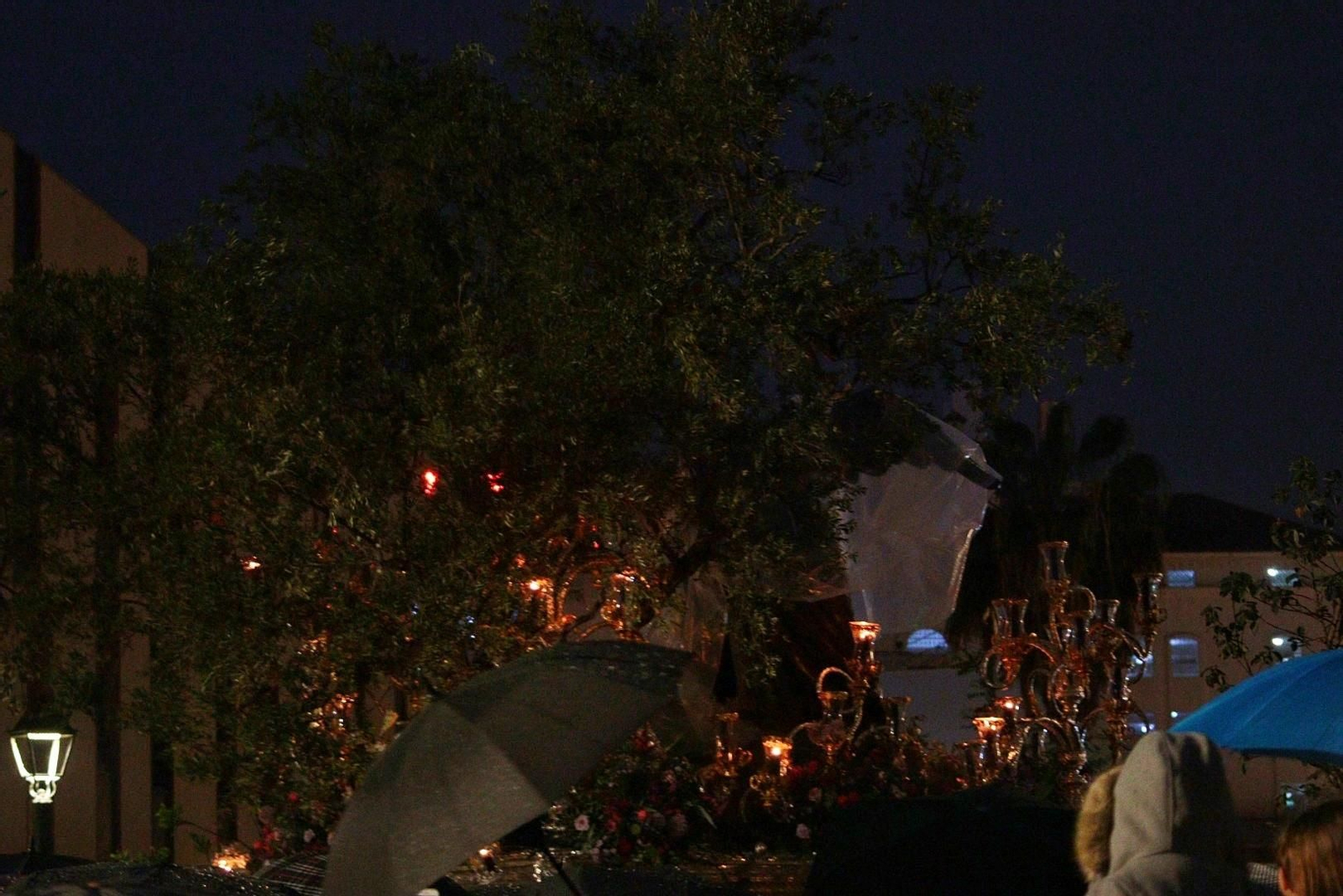 El Huerto, entrando a su casa hermandad tras una vuelta a toda prisa por la lluvia.