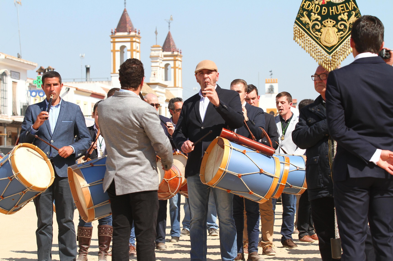La Hermandad de Huelva se presenta ante la Virgen del Rocío en su peregrinación a la aldea almonteña