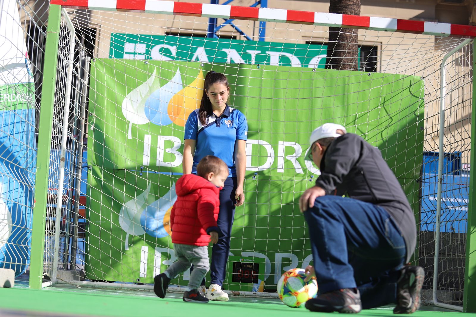 Imágenes  del Tour Universo Mujer  en la Plaza de  Las Monjas de Huelva