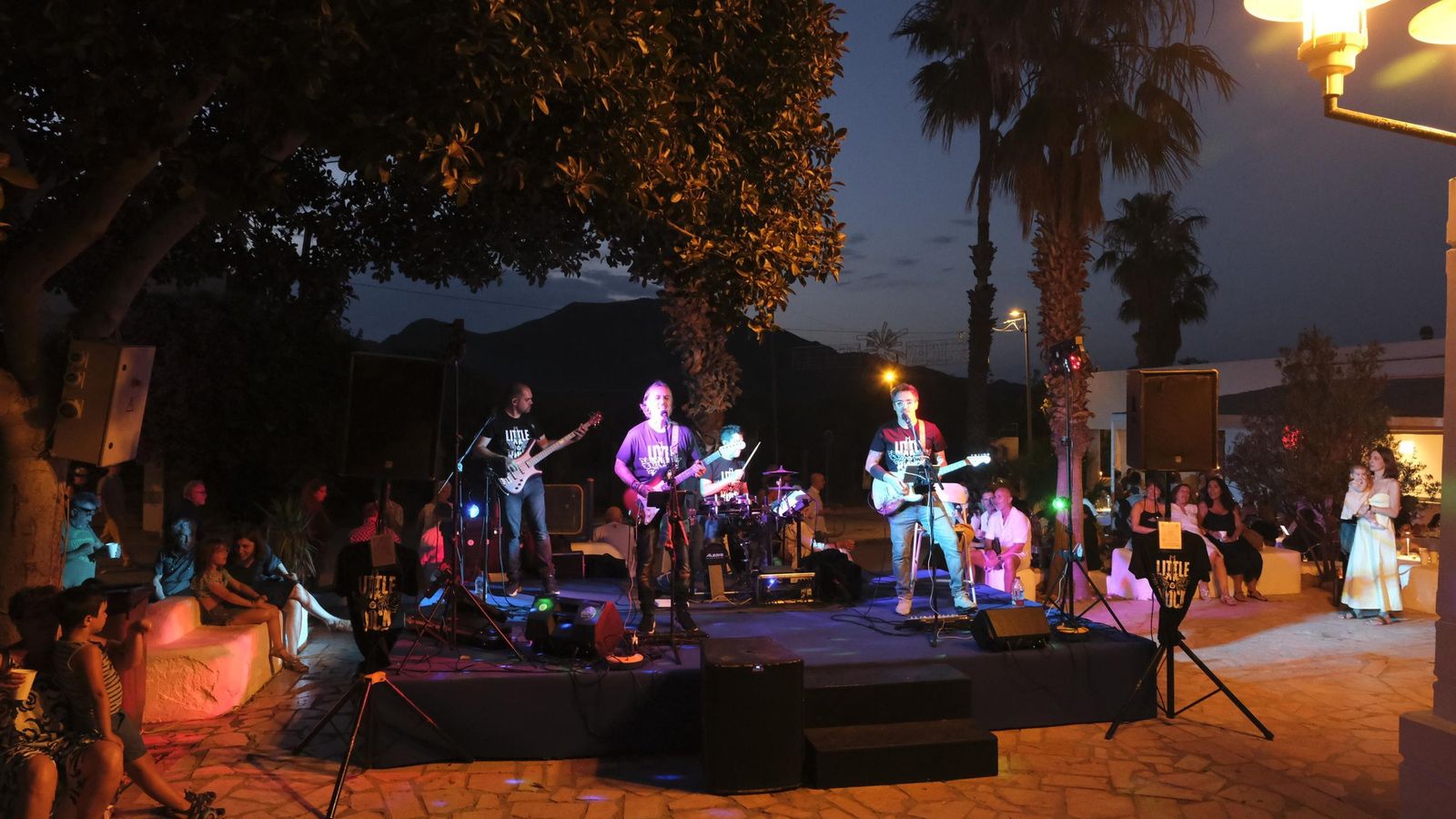 Little Rock Band actuando en la plaza del Tenis. Little Rock Band actuando en la plaza del Tenis.