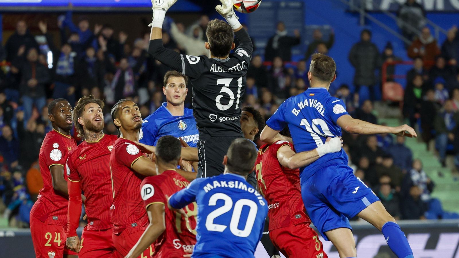 Alberto Flores sale en un balón aéreo.