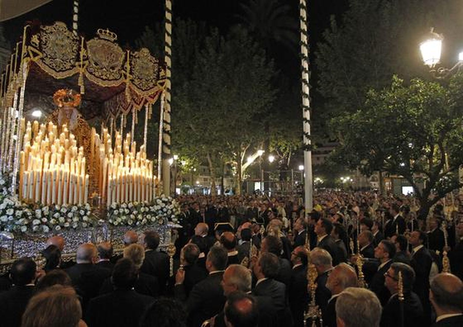 La Virgen de Regla vuelve a su templo tras ser coronada.

Foto: Antonio Pizarro