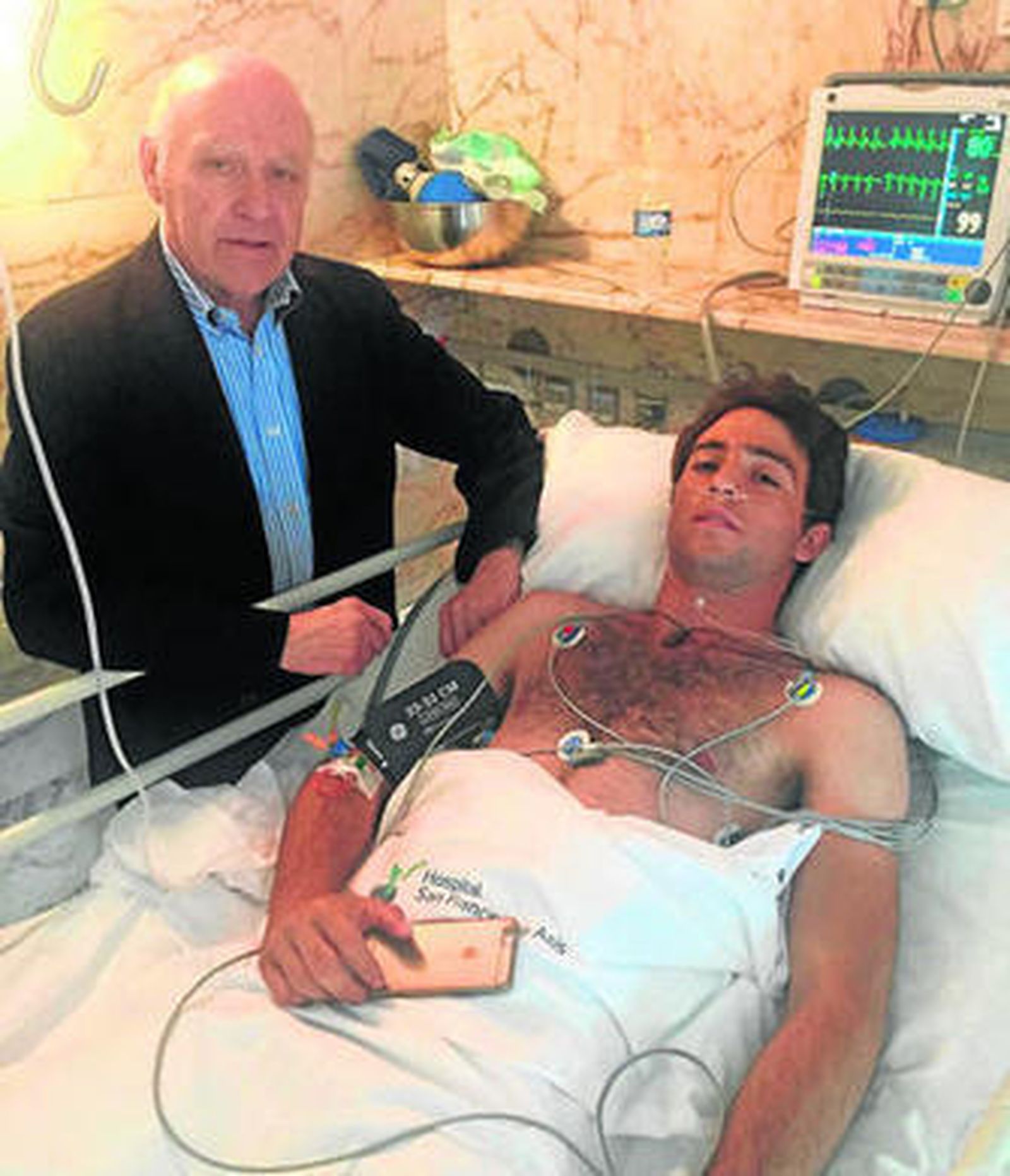 El doctor García Padrós junto al novillero sevillano Rafael Serna en el Hospital San Francisco de Asís de Madrid.