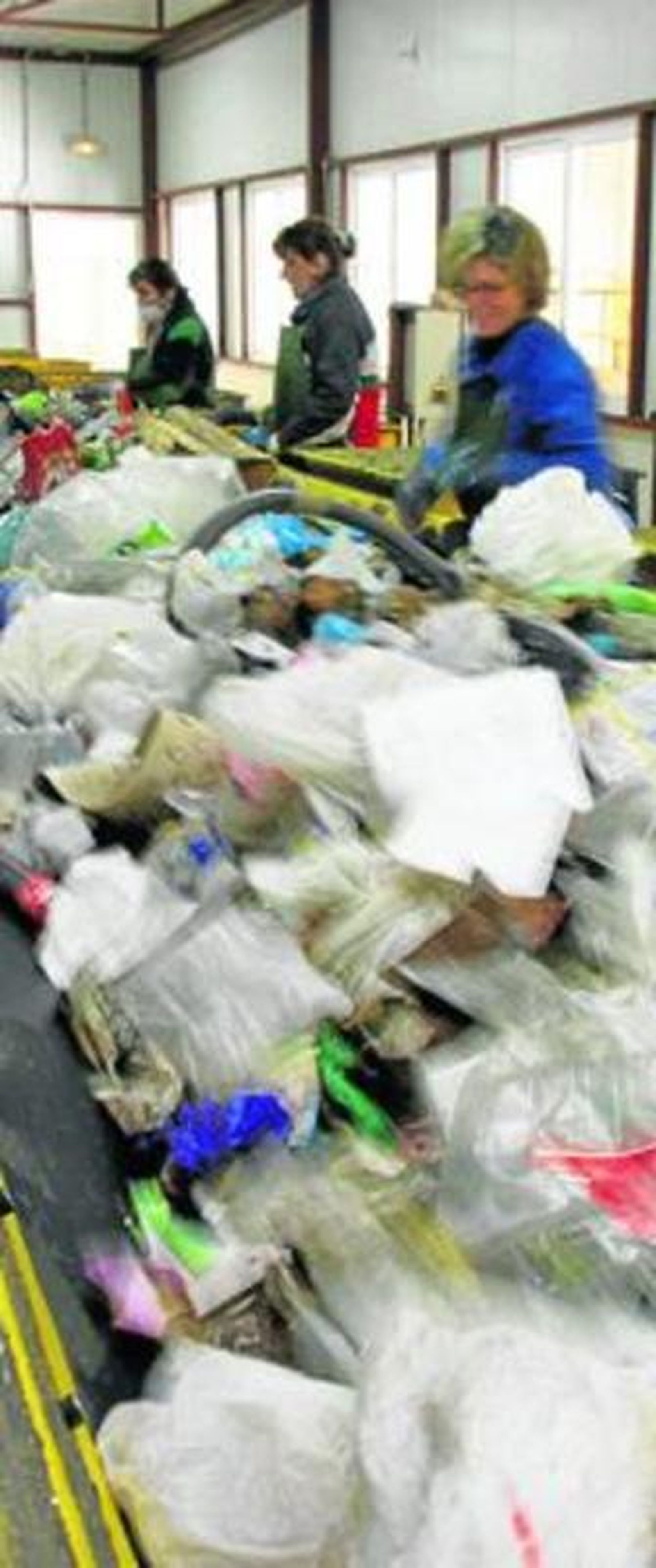 Trabajadoras separan residuos por tipos, en una imagen de archivo.