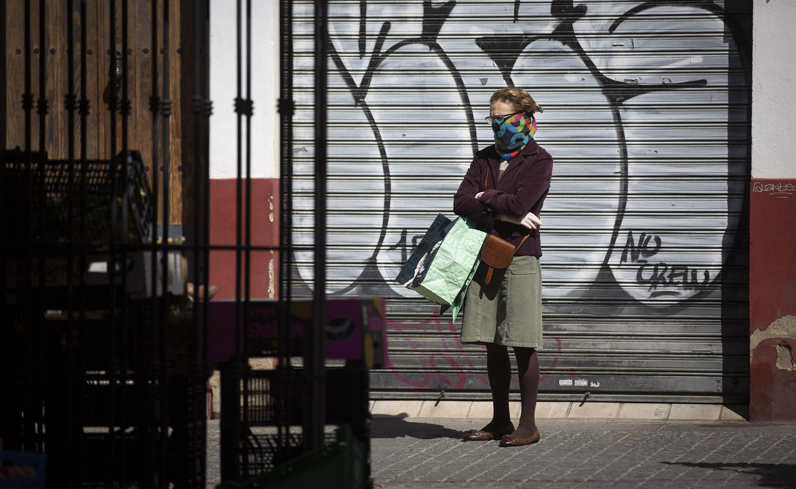 Una mujer haciendo cola para hacer la compra durante el confinamiento de la primera ola del virus.