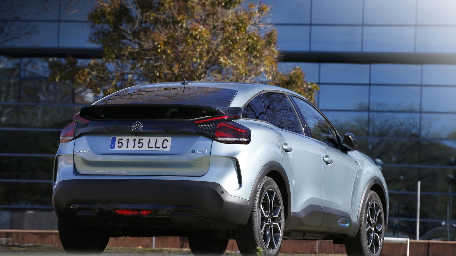 Al igual que en las versiones térmicas, en el ë-C4 la amortiguación con topes hidráulicos se vincula a la utilización de las llantas de 18"