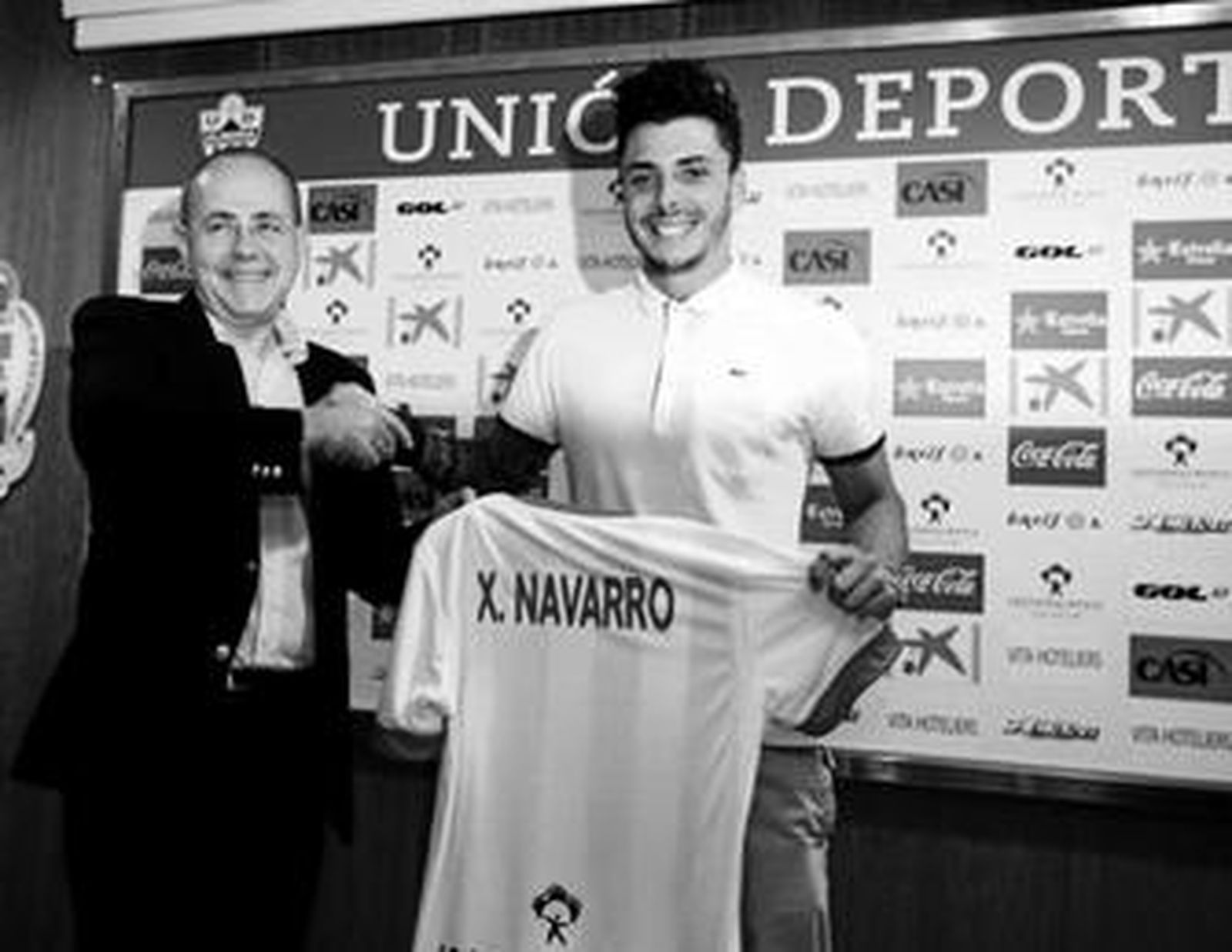 Manuel Blanco, abogado del club, estrecha la mano de Ximo Navarro ayer en su presentación.