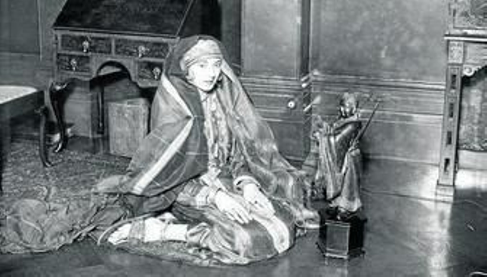 La escritora británica Rosita Forbes (1890 - 1967), vestida en el año 1926 como una mujer árabe en uno de sus viajes, en un lugar no especificado.