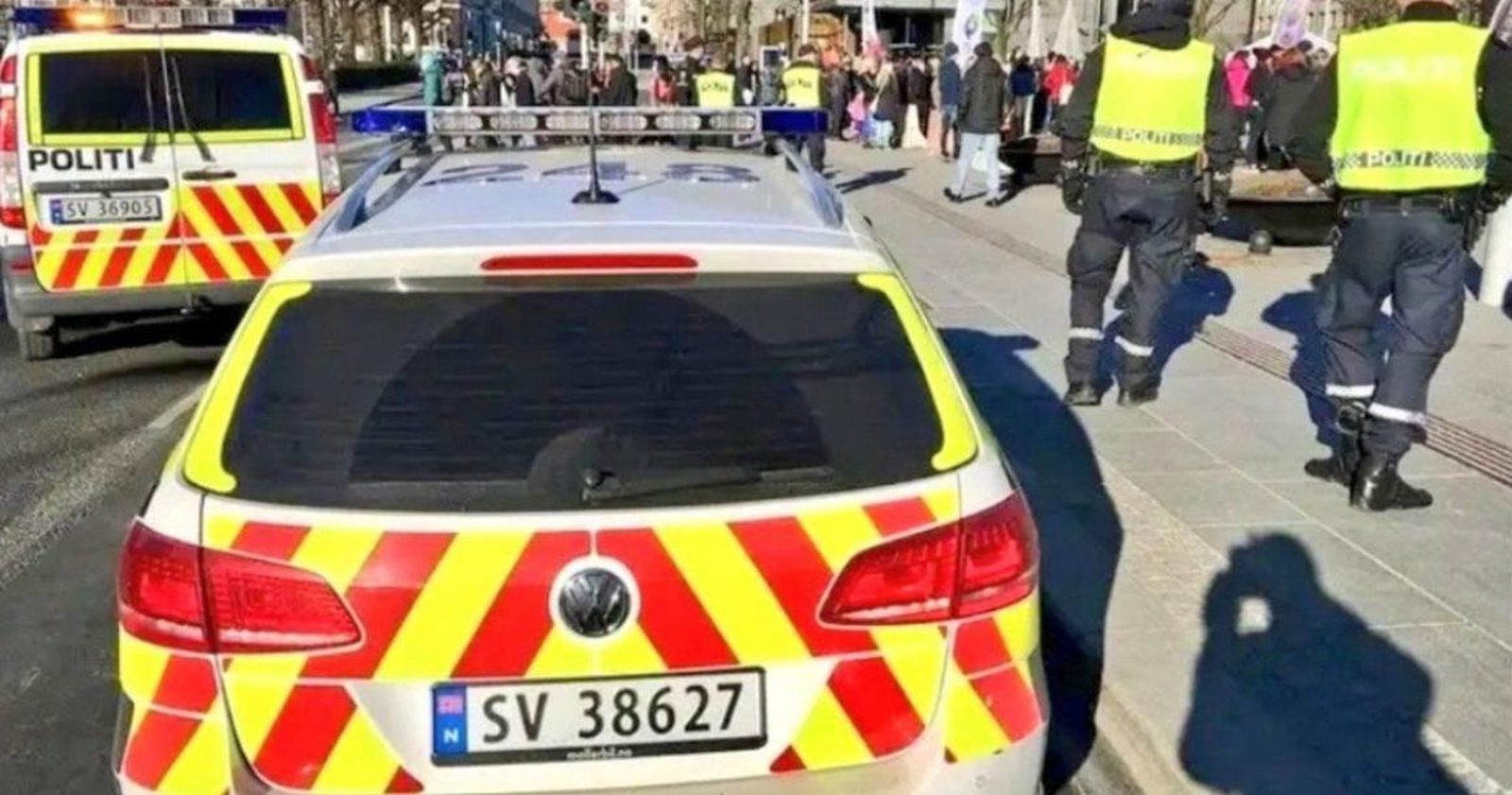 Varios vehículos policiales en las inmediaciones de la escuela donde un hombre atacó a con un cuchillo.