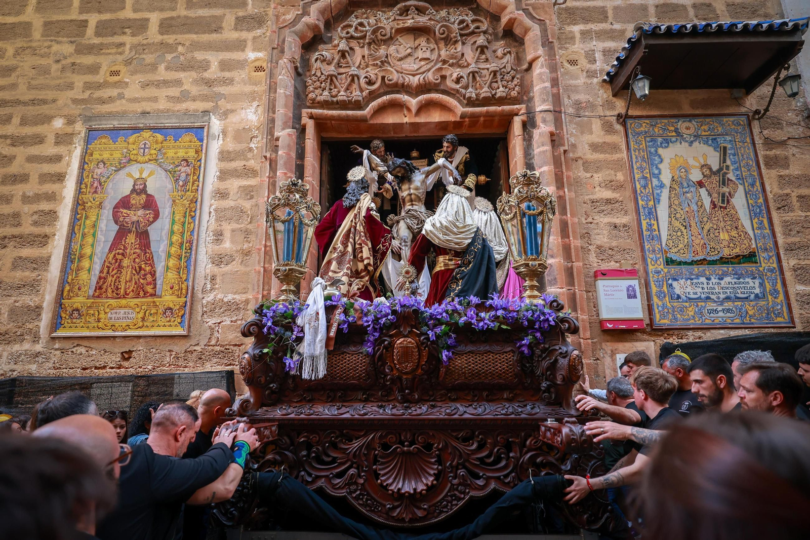 Imágenes de la salida de Descendimiento en la Semana Santa de Cádiz 2025