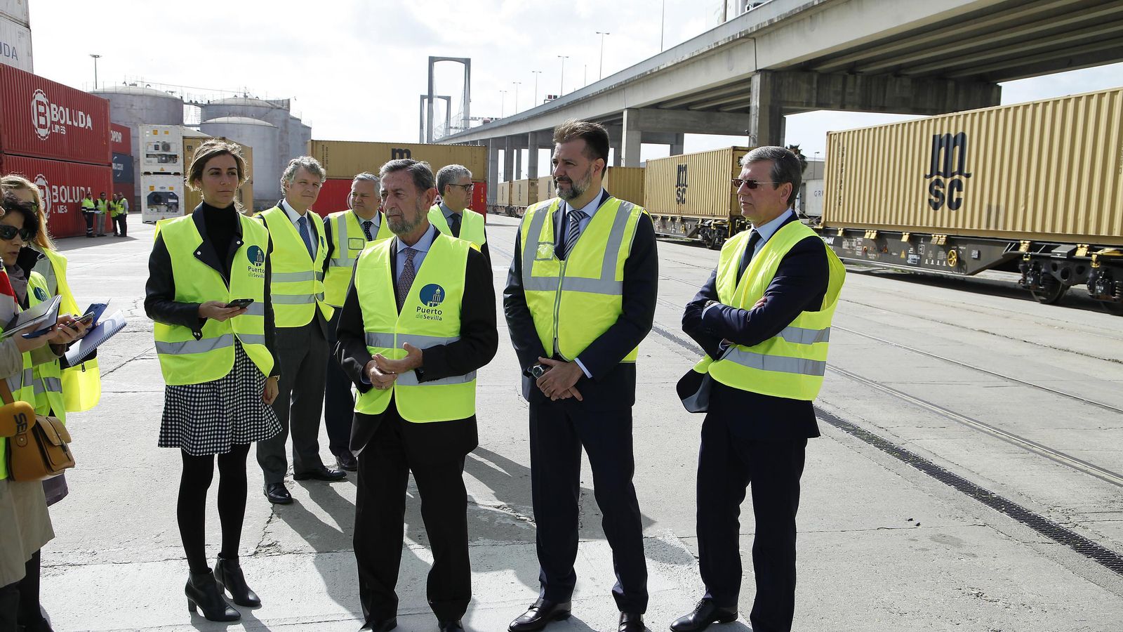 Manuel Gracia (Puerto), Ignacio Ballester (MSC) y Francisco Montes (Boluda) junto al tren de contenedores.