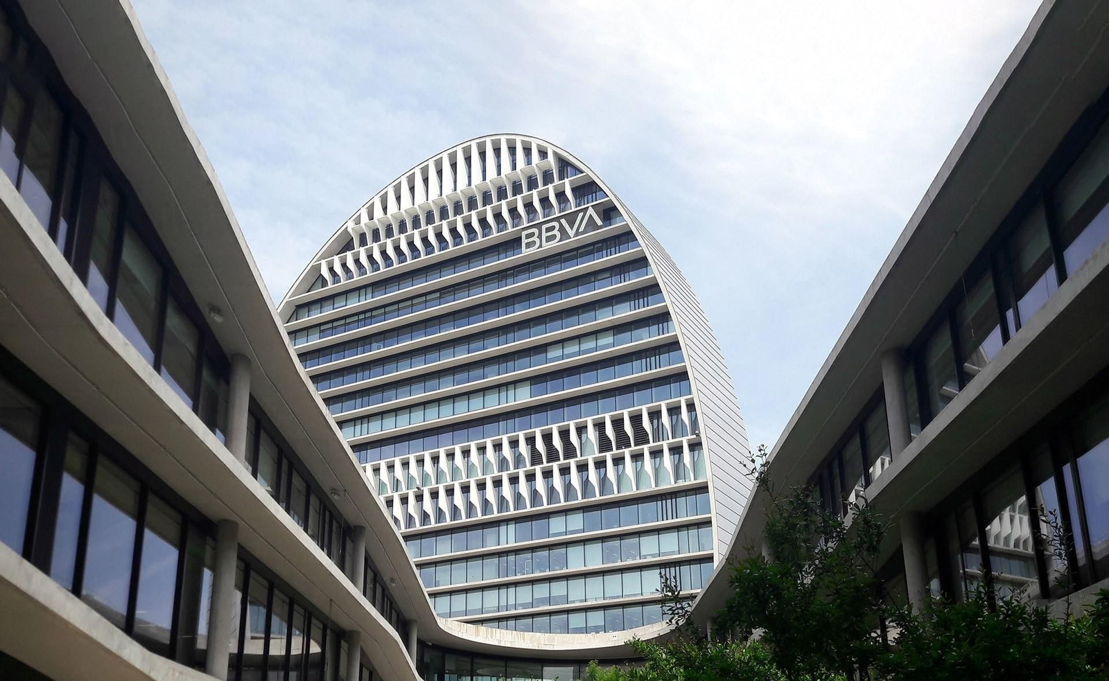 Imagen interior de la fachada de la sede de BBVA en Madrid.