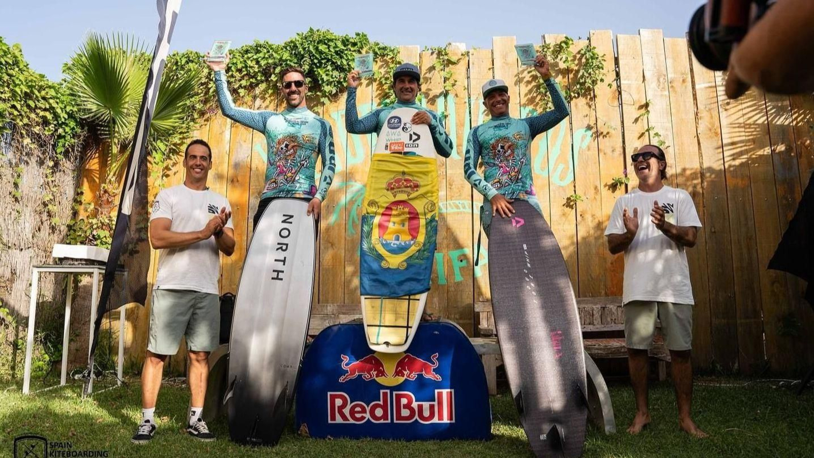 Fonsy Delgado en lo alto del pódium tras la final de 'master strapless' en Valdevaqueros.