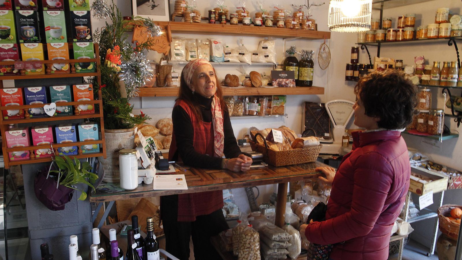 Ángeles Jiménez, en su tienda de panes y otras delicias.