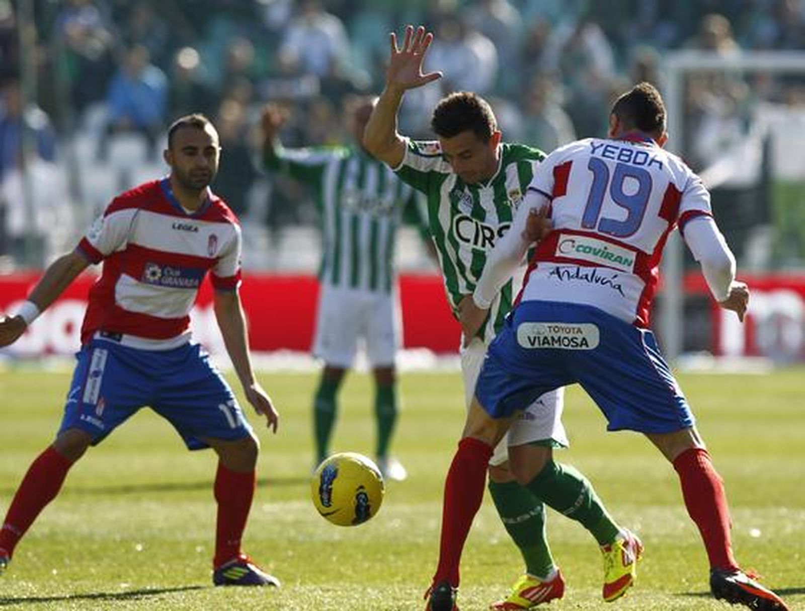 El Granada aprovecha el empuje del nuevo entrenador para vencer al Betis, que realizó una mala primera parte.

Foto: Antonio Pizarro