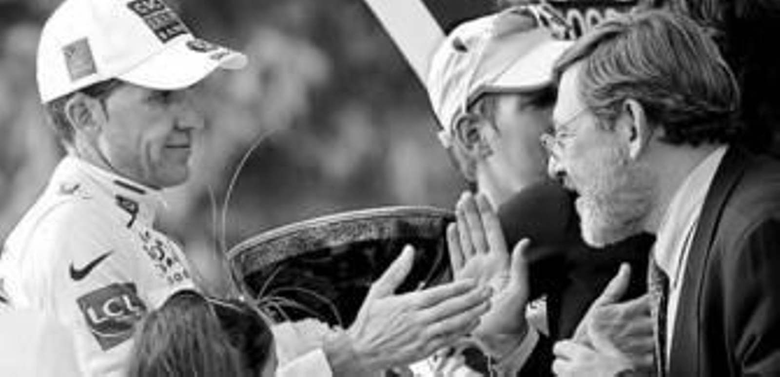 Carlos Sastre y Jaime Lissavetzky se saludan muy deportivamente en el podio de París.