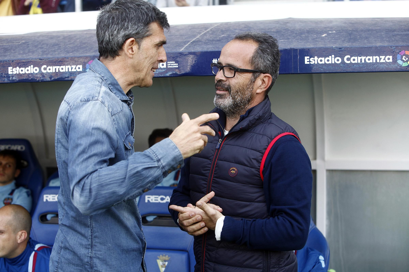Cervera (d) y López Muñiz charlan poco antes del encuentro entre el Cádiz y el Levante.