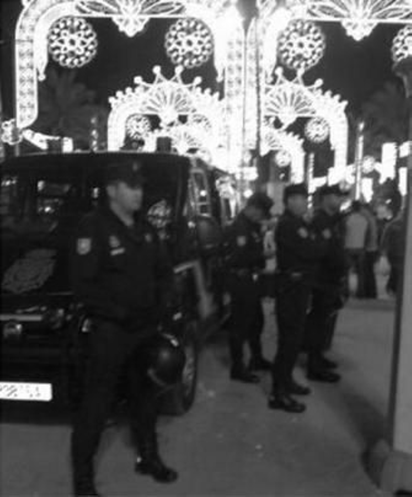 Policías antidisturbio vigilan el recinto ferial.