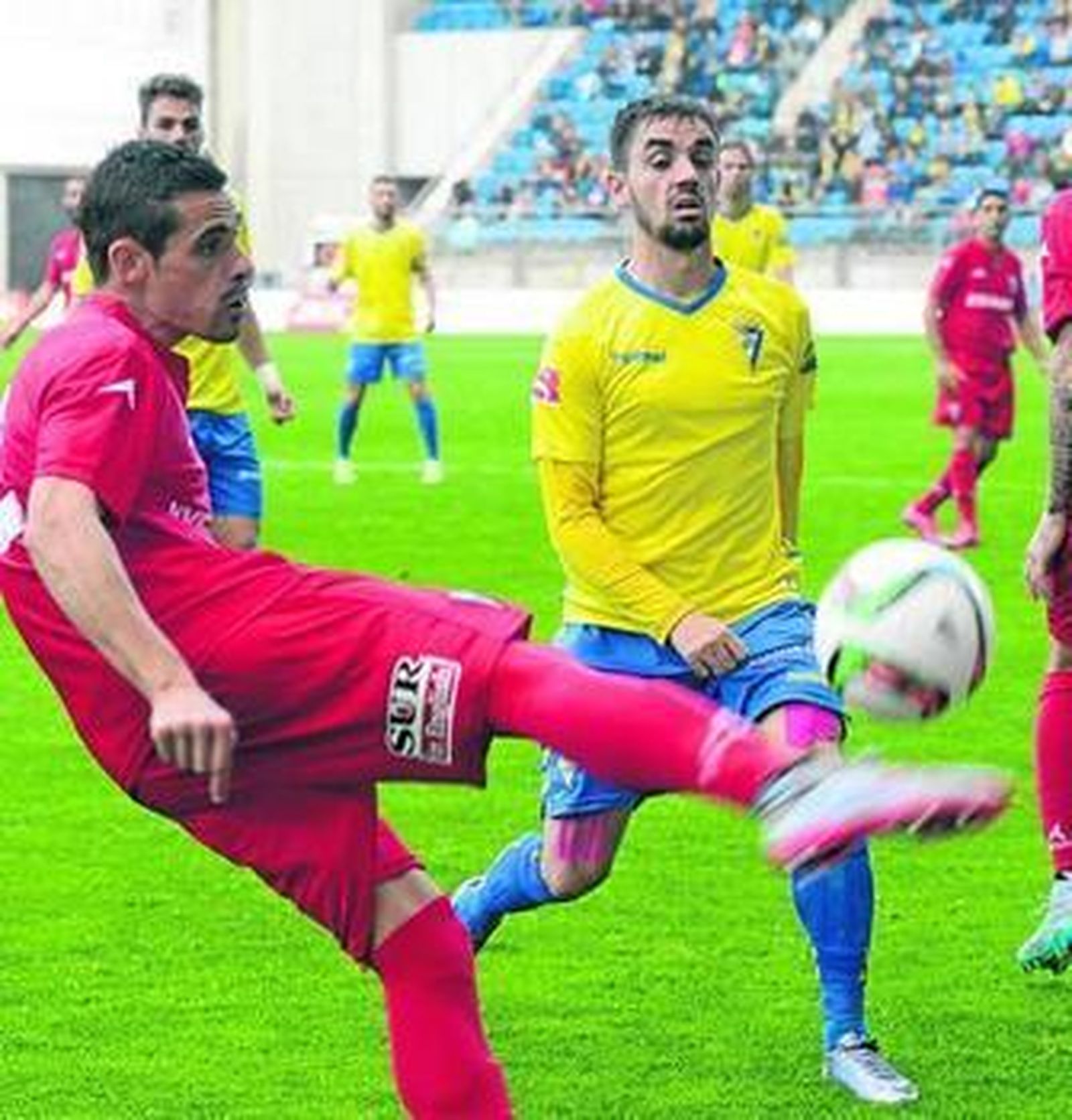 El extremo trata de taponar el despeje de Gabi, defensa del Marbella.