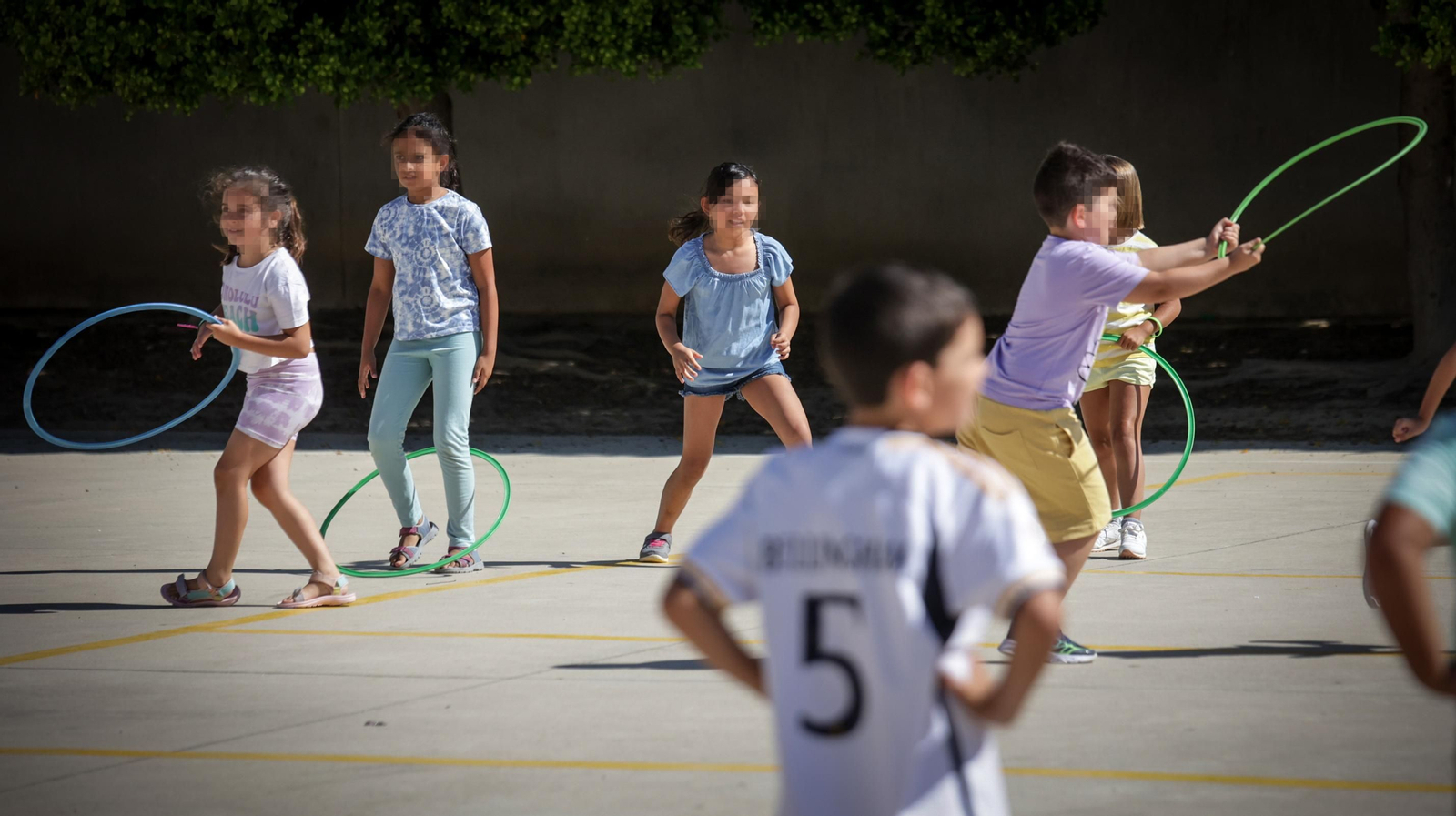 Varios jóvenes, realizando actividad física en el Isabel La Católica el pasado curso. Varios jóvenes, realizando actividad física en el Isabel La Católica el pasado curso.