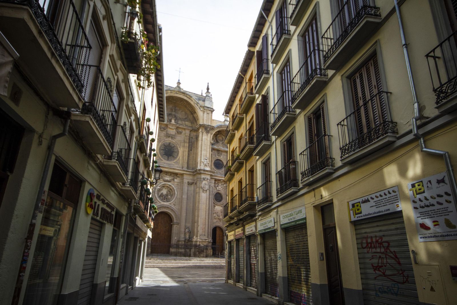 La calle Marqués de Gerona, donde han ocurrido los hechos, es conocida por sus cuchillerías