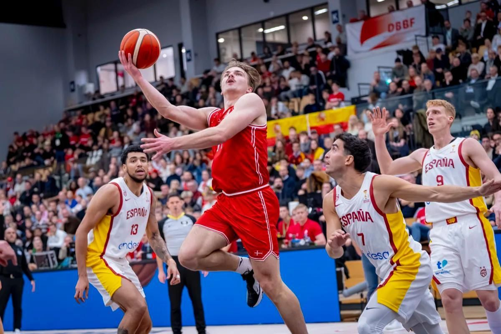 Cómodo inicio de la España de Chus Mateo con un buen Alberto Díaz