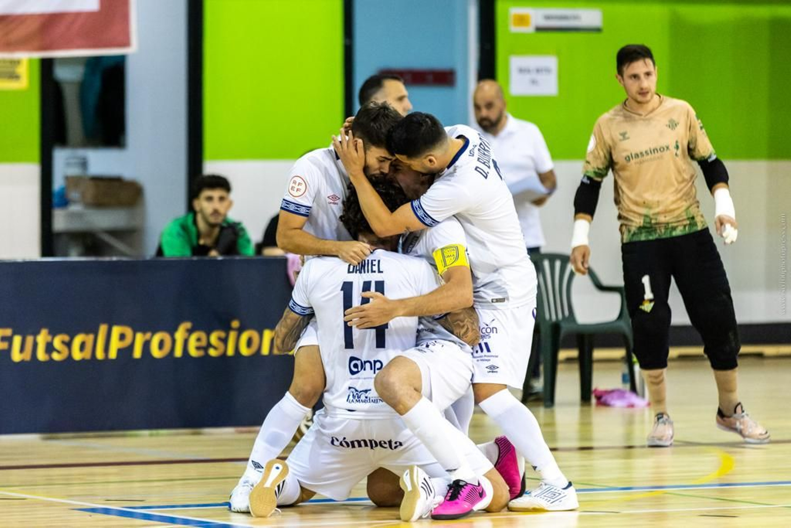 El  BeSoccer UMA Antequera celebra un gol.