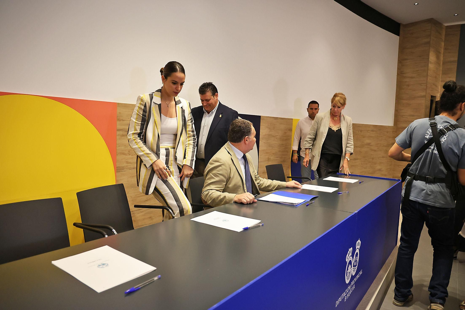 Imágenes de la firma con alcaldes de 34 municipios los convenios del programa 'Tu Diputación Invierte'